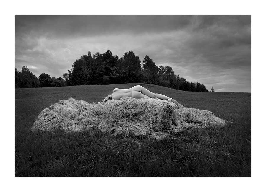 Nu sur foin